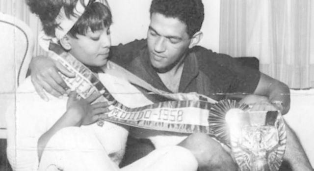 跟“小鸟”同天死 加林查第二任妻子去世 享年91岁