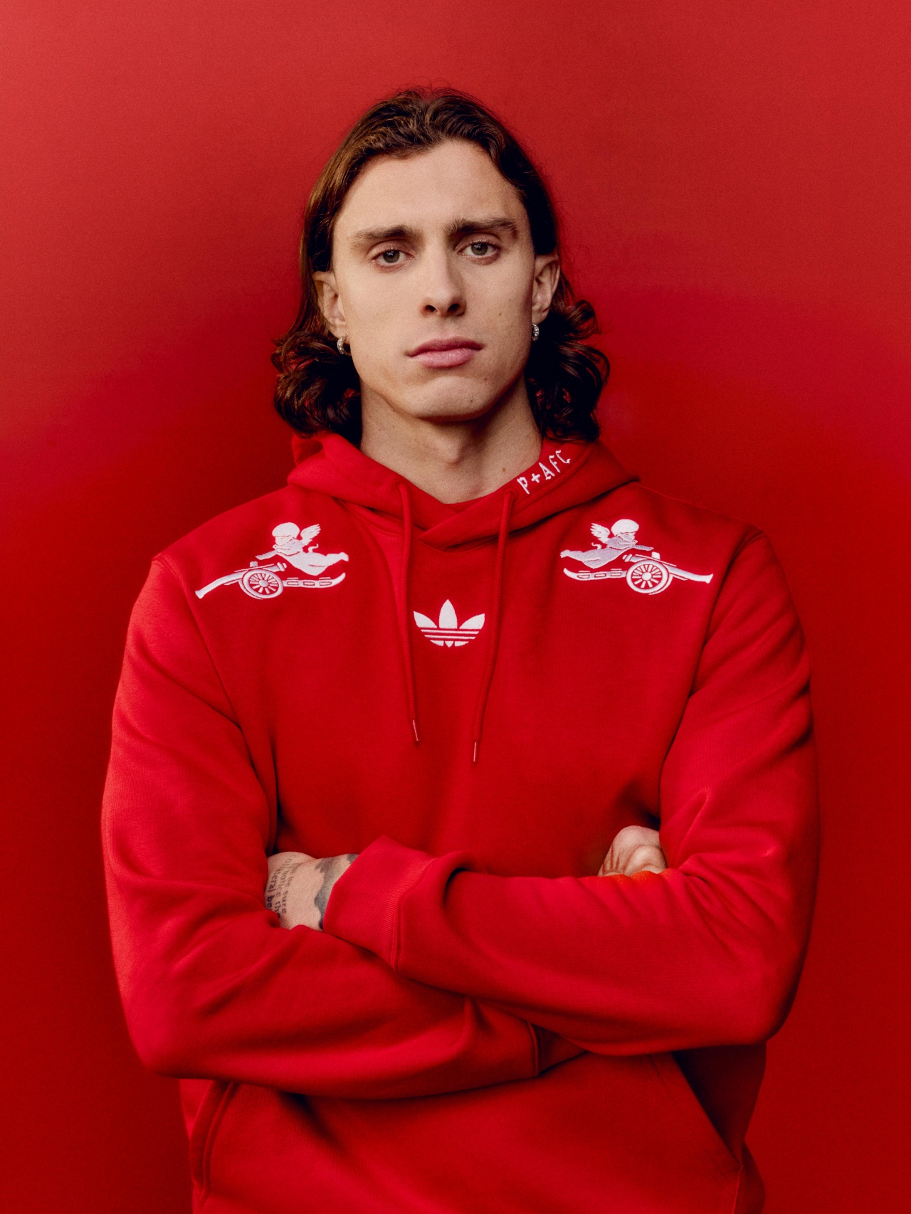 彩客网官网-阿森纳今日正式发布阿迪达斯x阿森纳xPlaces+Faces三方联名系列