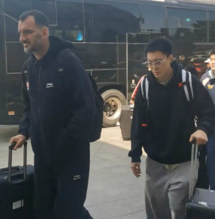 彩客网官网-胡明轩做出1个重要的决定，球迷很开心！|广东队|广东男篮|山东男篮|青岛队|球票_新浪体育_新浪新闻